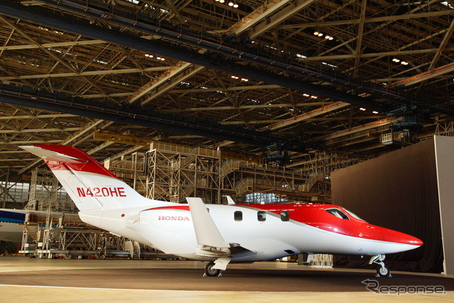 羽田空港の全日空格納庫内で展示されたホンダジェット