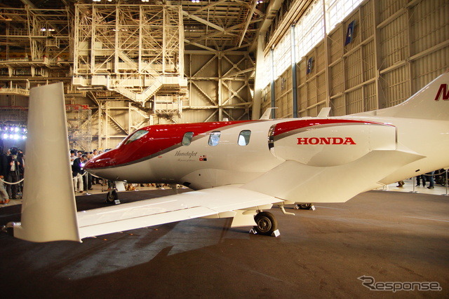 羽田空港の全日空格納庫内で展示されたホンダジェット