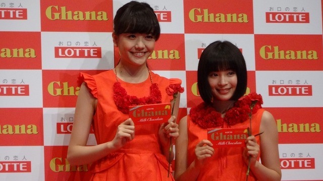 ガーナミルクチョコレートを持つ松井愛莉と広瀬すず