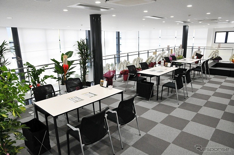 吹き抜け2階のラウンジコーナー