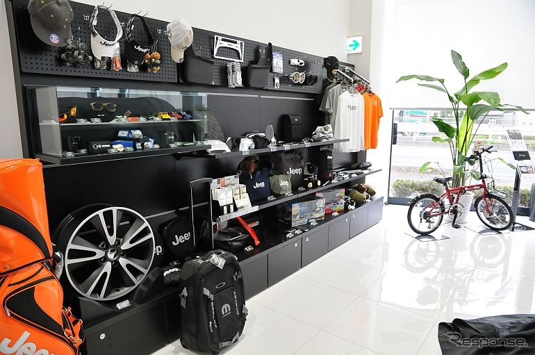 ジープグッズも豊富に取り揃える。ラングラー アンリミテッドのラジコン（防水・防塵仕様）もあった