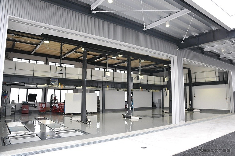 ショールーム玄関の向かい側にあるワークショップ。4台分のワークベイと検査ラインを備える