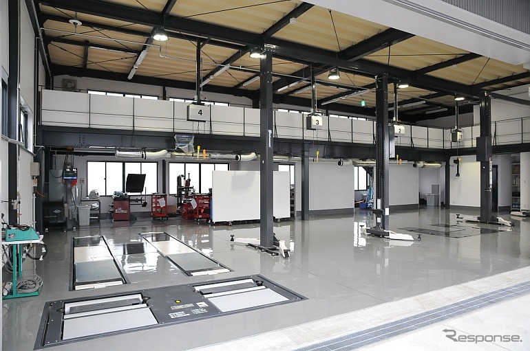ショールーム玄関の向かい側にあるワークショップ。4台分のワークベイと検査ラインを備える