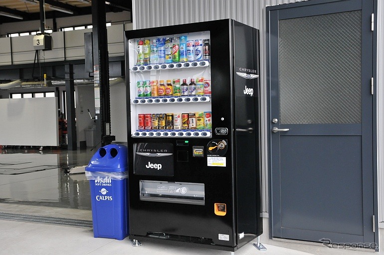 自販機もクライスラー/ジープ仕様だ