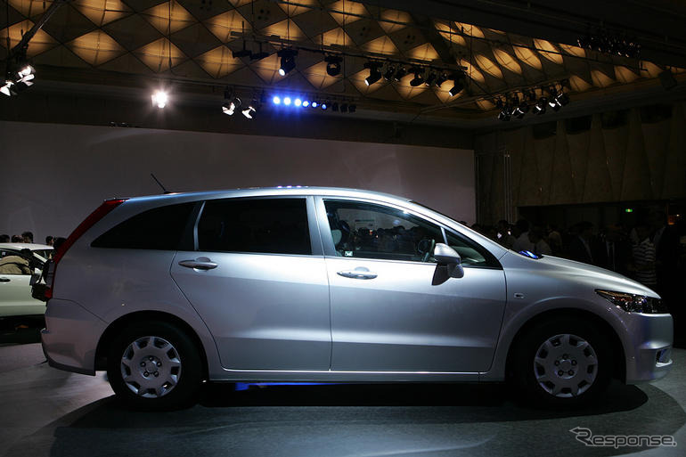 【ホンダ ストリーム 新型発表】リアのハネアゲは「ラゲッジだよ」