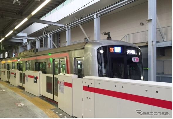 東急は2015年度の設備投資計画を発表。ホームドアの設置工事を進める。写真は武蔵小杉駅のホームドア。