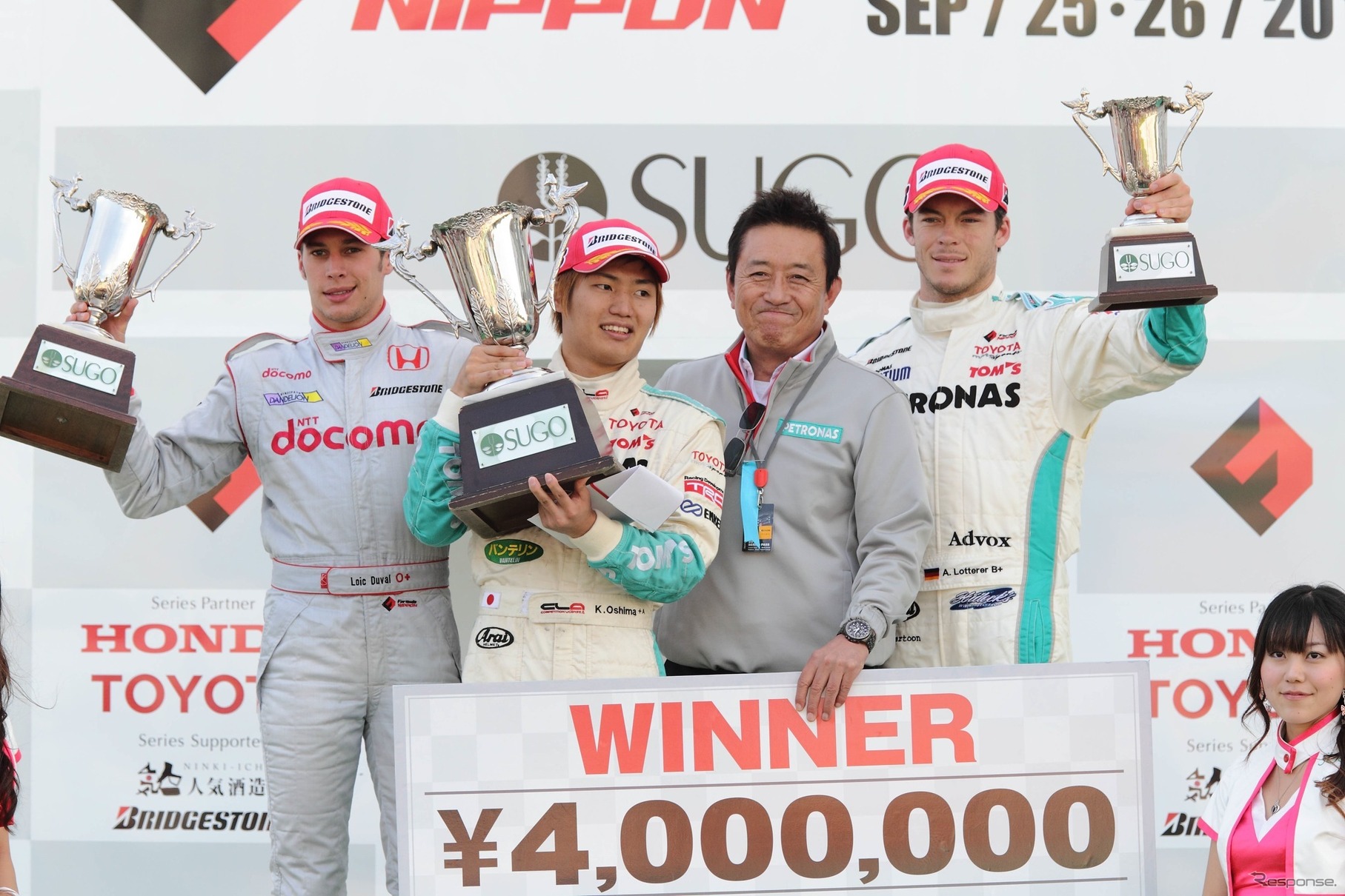 2010年のフォーミュラ・ニッポン（現SF）第5戦SUGOの表彰式。当時TOM'Sの大嶋が初優勝した（台上、右から3位ロッテラー、TOM'S舘監督、大嶋、2位デュバル）。