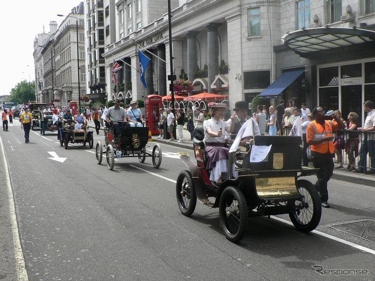 【ロンドンモーターショー06】パレード写真蔵…1900年代から、戦車も登場