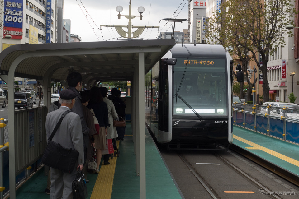 一時的に西側へ移設されたすすきの停留場。入線する右側の車両はA1200形で、オレンジ色の停止目標に停車する。白い停止目標は在来車のもの。