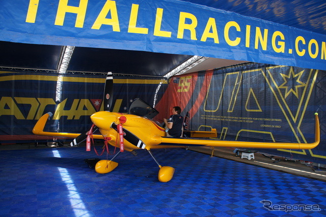 パドックではレース用の機体を間近で眺めることができる。