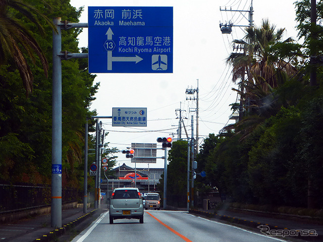 県道13号。写真右手に高知空港がある