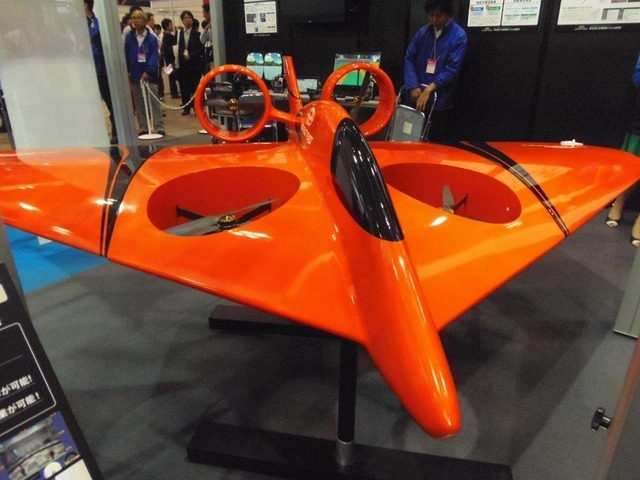飛行機のようなユニークな形状のUAVの試作機。前方から見たところ。水平、垂直方向にダクテッド型の推進器を2期ずつ装備