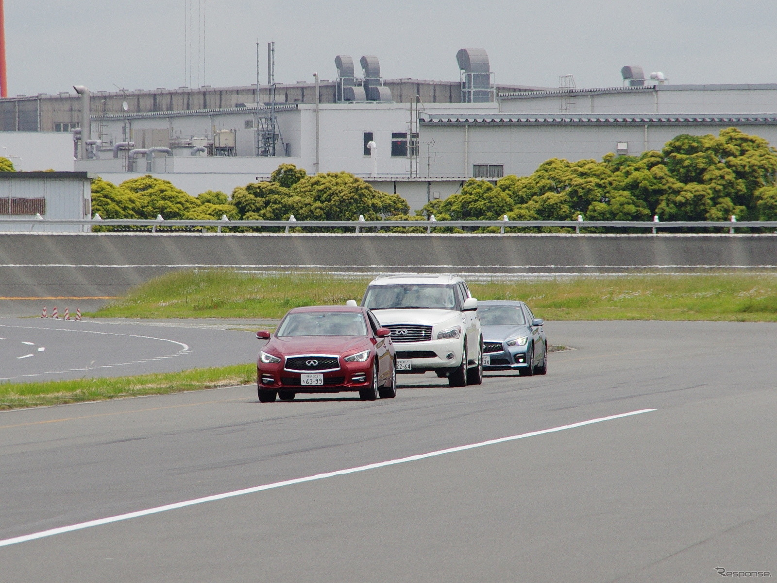 感知対象物の捕捉特性に優れるミリ波レーダーを利用して2台先の車両挙動を察知する「前方衝突予測警報（PFCW）」のデモ