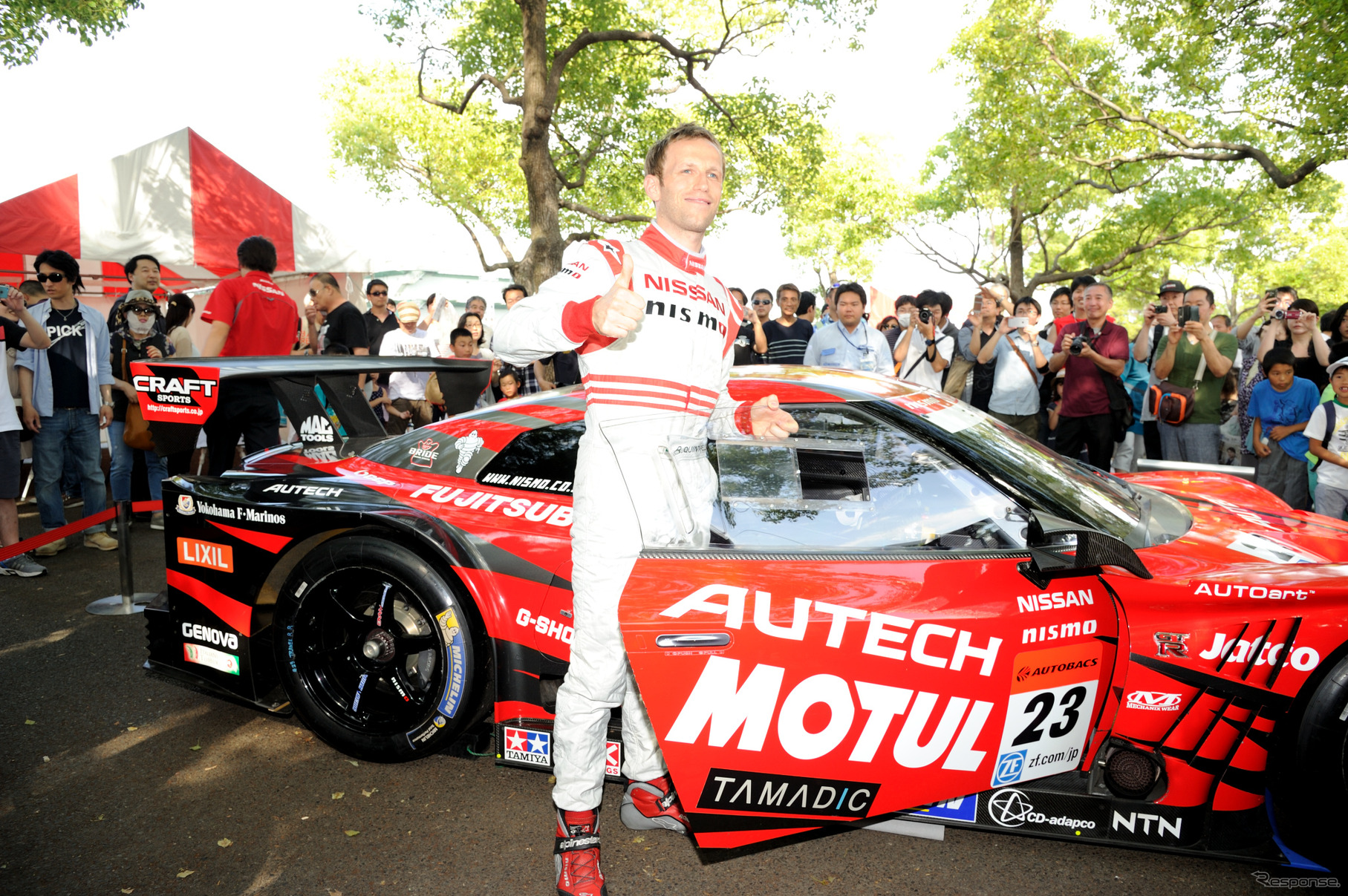 Y156に展示された2013MOTUL AUTECH GT-Rとロニー選手