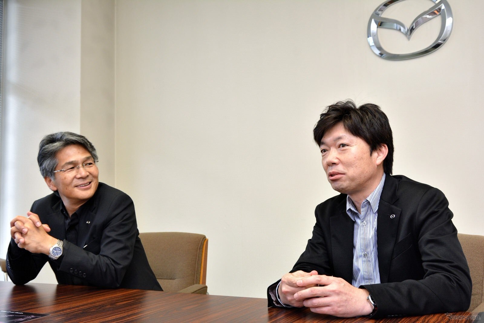 ロードスター開発主査の、山本修弘氏（左）と中山雅チーフデザイナー（右）