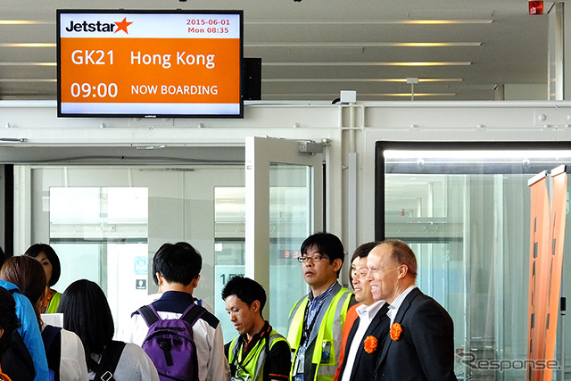 ジェットスター・ジャパン成田－香港線の初日。同社CEOのジェリー・ターナー氏も初便の乗客を見送った