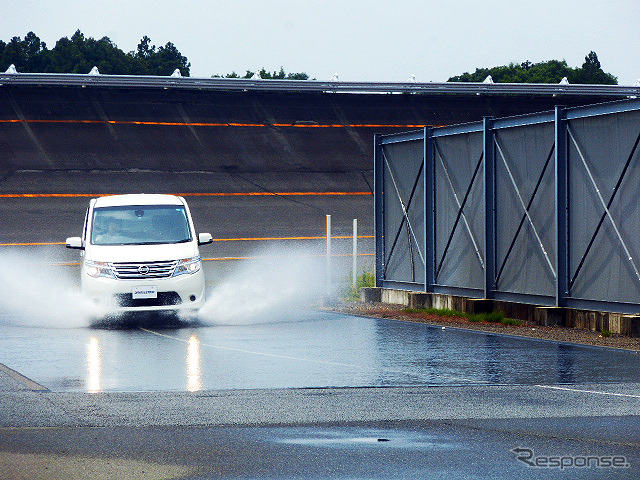 ブリヂストンプルービンググラウンド（栃木県那須塩原市）で2015年6月2日に行なわれた「カーブ走行中のハイドロプレーニング現象」の実験。磨耗タイヤを装着したクルマは、ハンドル制御不能となり、濡れたカーブ路をまっすぐにすすんでいく