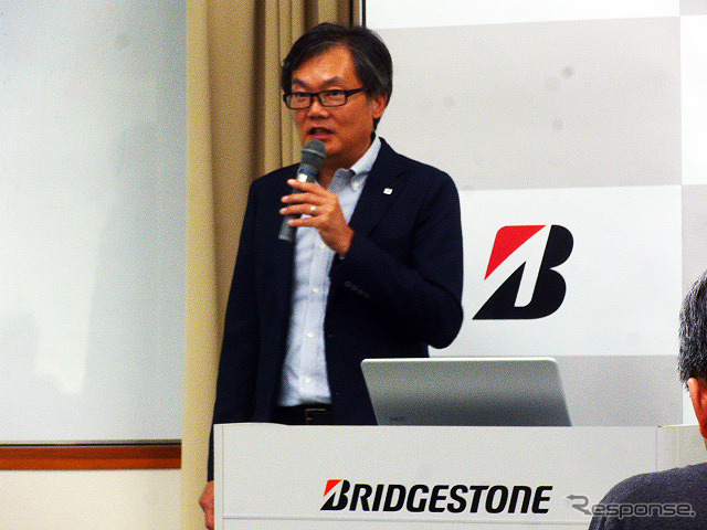 ブリヂストンプルービンググラウンド（栃木県那須塩原市）で2015年6月2日に行なわれた「梅雨直前の体験会」で解説する氷室泰雄氏（デザイン企画部長）