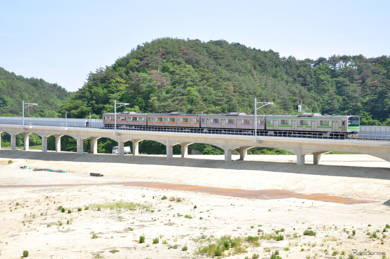 仙石線は5月30日に全線再開。今回再開した高城町～陸前小野間のうち陸前大塚～陸前小野間は内陸側の高台に移設する形で復旧した。写真は陸前大塚～東名間に新設された高架橋を走る電車。