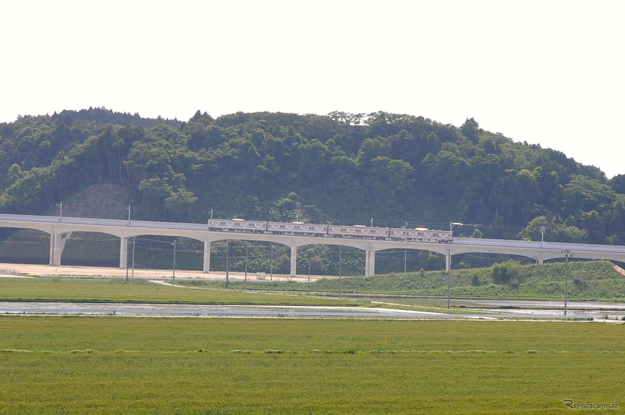 仙石線は5月30日に全線再開。今回再開した高城町～陸前小野間のうち陸前大塚～陸前小野間は内陸側の高台に移設する形で復旧した。写真は野蒜～陸前小野間に新設された高架橋を走る電車。