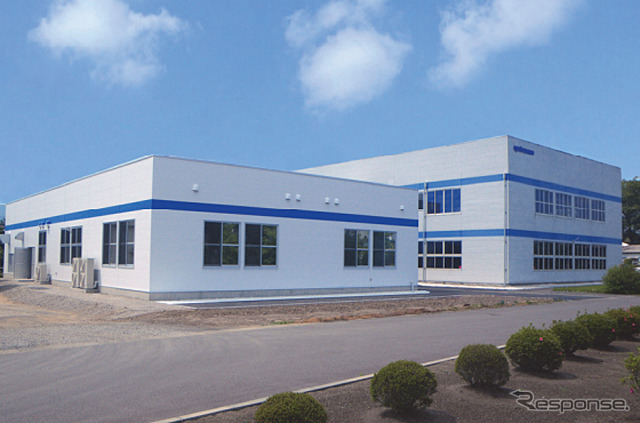 ヨコオ 先端デバイスセンター内の新工場棟（左）