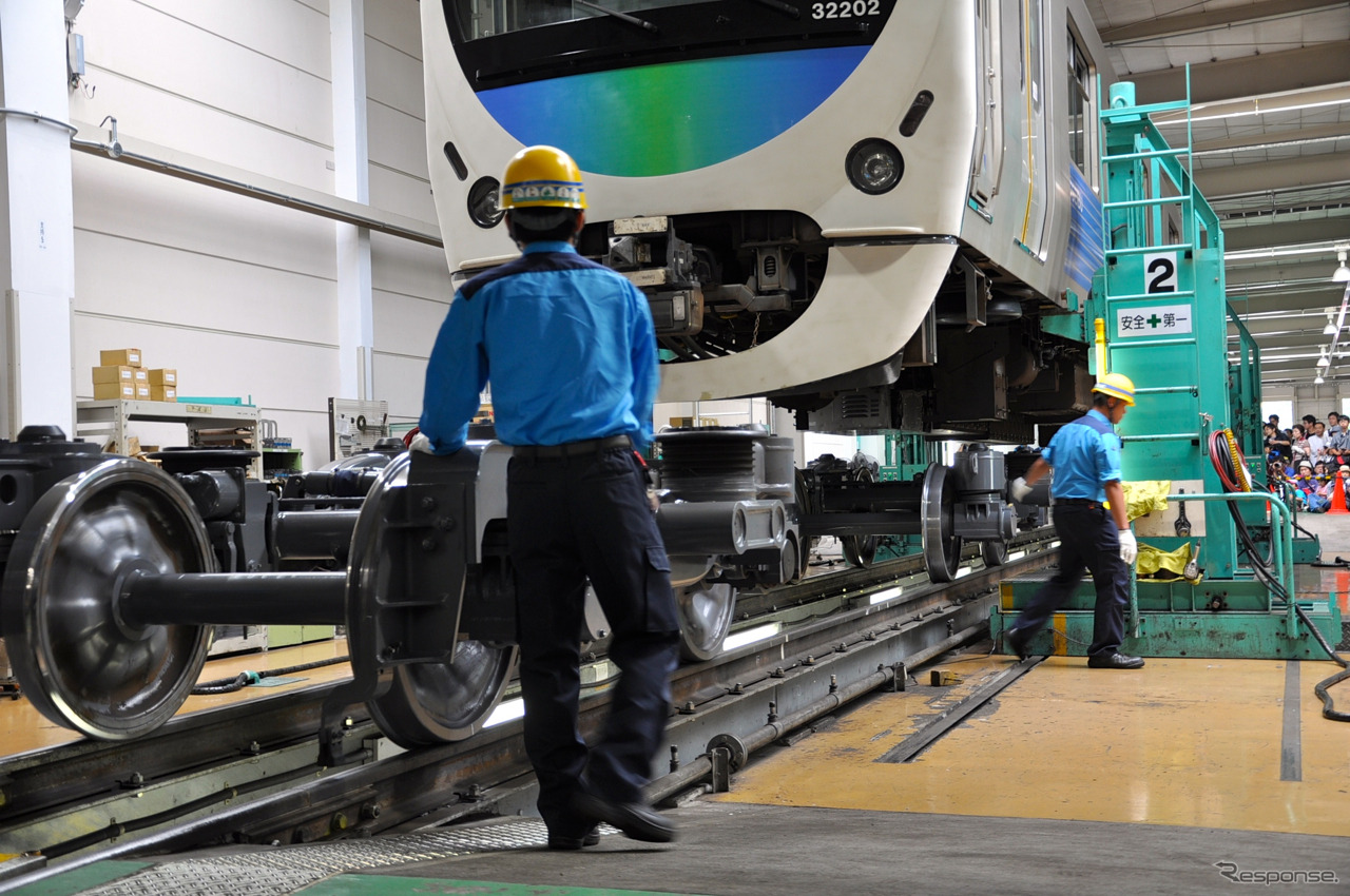 西武鉄道は6月9日に武蔵丘車両検修場で「西武・電車フェスタ2015 in 武蔵丘車両検修場」を開催。車体をジャッキで持ち上げて台車を取り付ける「台車入れ」の実演などが行われた