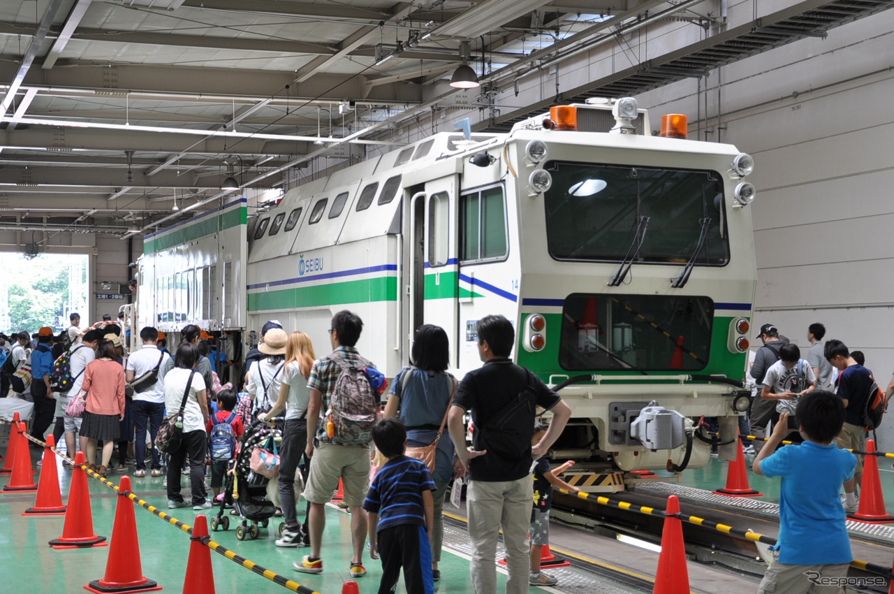 西武鉄道は6月9日に武蔵丘車両検修場で「西武・電車フェスタ2015 in 武蔵丘車両検修場」を開催。保線車両への乗車体験もあった