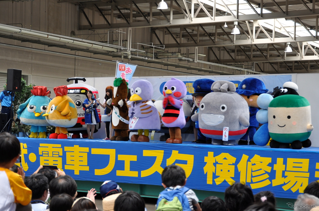 西武鉄道は6月9日に武蔵丘車両検修場で「西武・電車フェスタ2015 in 武蔵丘車両検修場」を開催。ステージコーナーではゆるキャラのイベントもあった