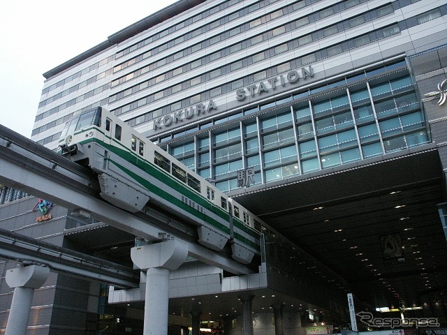 小倉駅を発車した北九州モノレールの列車。「mono SUGOCA」は今秋から導入される。