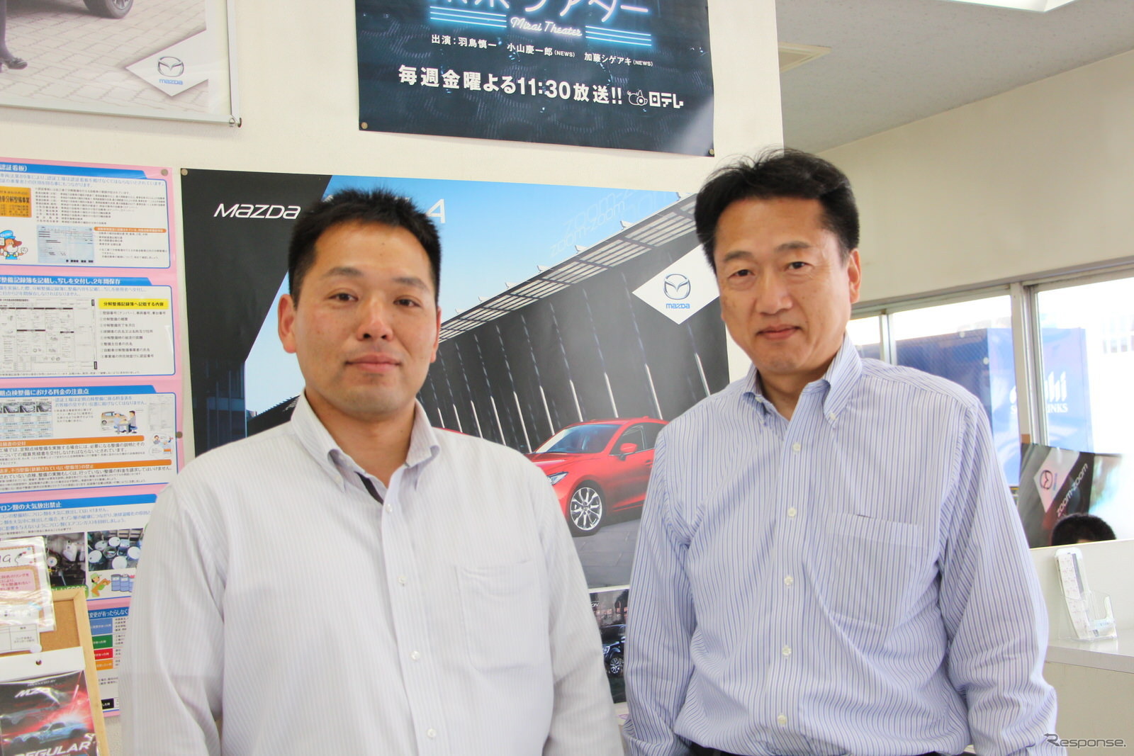 千葉マツダ 八千代店の、宮林一彦店長と根元光晴氏（左）