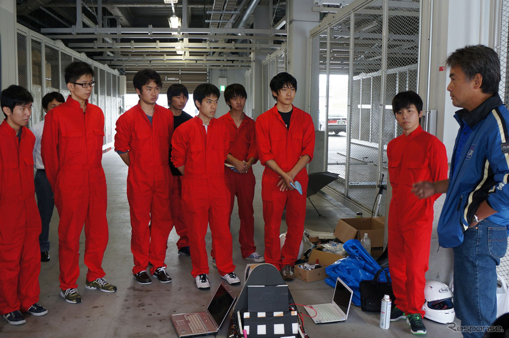 地元・鈴鹿市のレーシングチームTSRの藤井正和会長からアドバイスを受ける三重大・南台科技大の学生たち