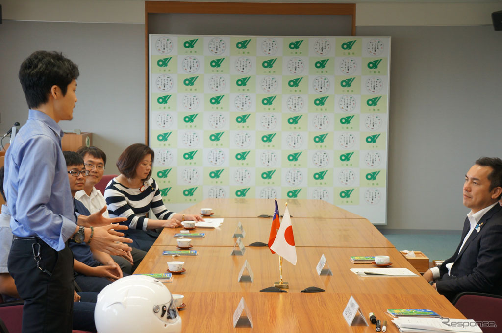 知事を訪問し、意気込みを語るチームリーダーの山本優さん（左）