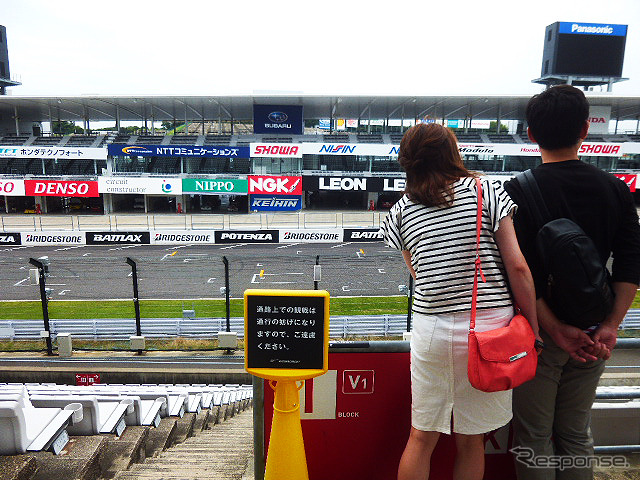 鈴鹿サーキットでブライダルフェアを開催。参加したカップルたちは、国際レーシングコースやVIP席が“挙式会場”となる場面を想像しながら見学していた（三重県鈴鹿市・鈴鹿サーキット、2015年6月14日）