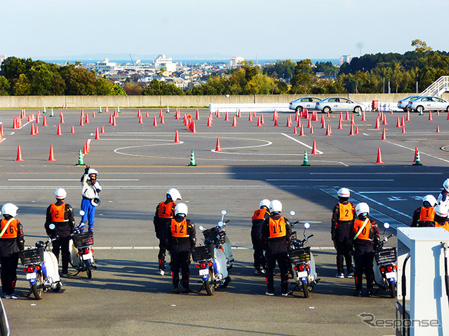 鈴鹿サーキットに隣接する遊園地「鈴鹿サーキット交通教育センター」（三重県鈴鹿市稲生町）からは、「はいバランスを保ちながら！」といった教官の厳しい声が聞こえてくる