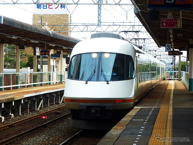 鈴鹿サーキットの最寄り駅のひとつ、白子駅（近鉄）。名古屋行き特急列車が滑り込む