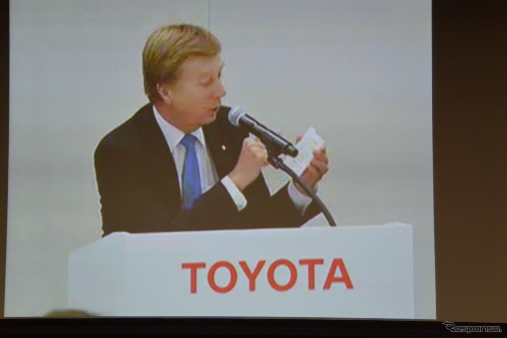 東京会場に中継されたトヨタ自動車ディディエ・ルロワ副社長の懇談会映像