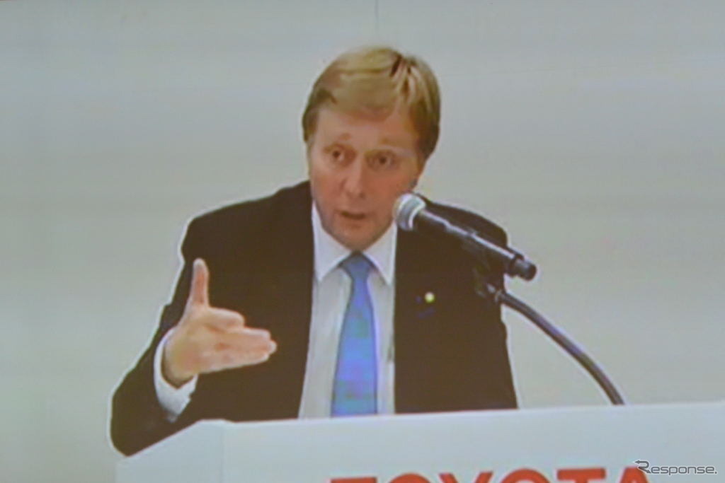 東京会場に中継されたトヨタ自動車ディディエ・ルロワ副社長の懇談会映像
