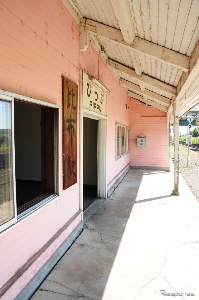 木造駅舎のホーム側。板張りの大きな看板が印象的だった。