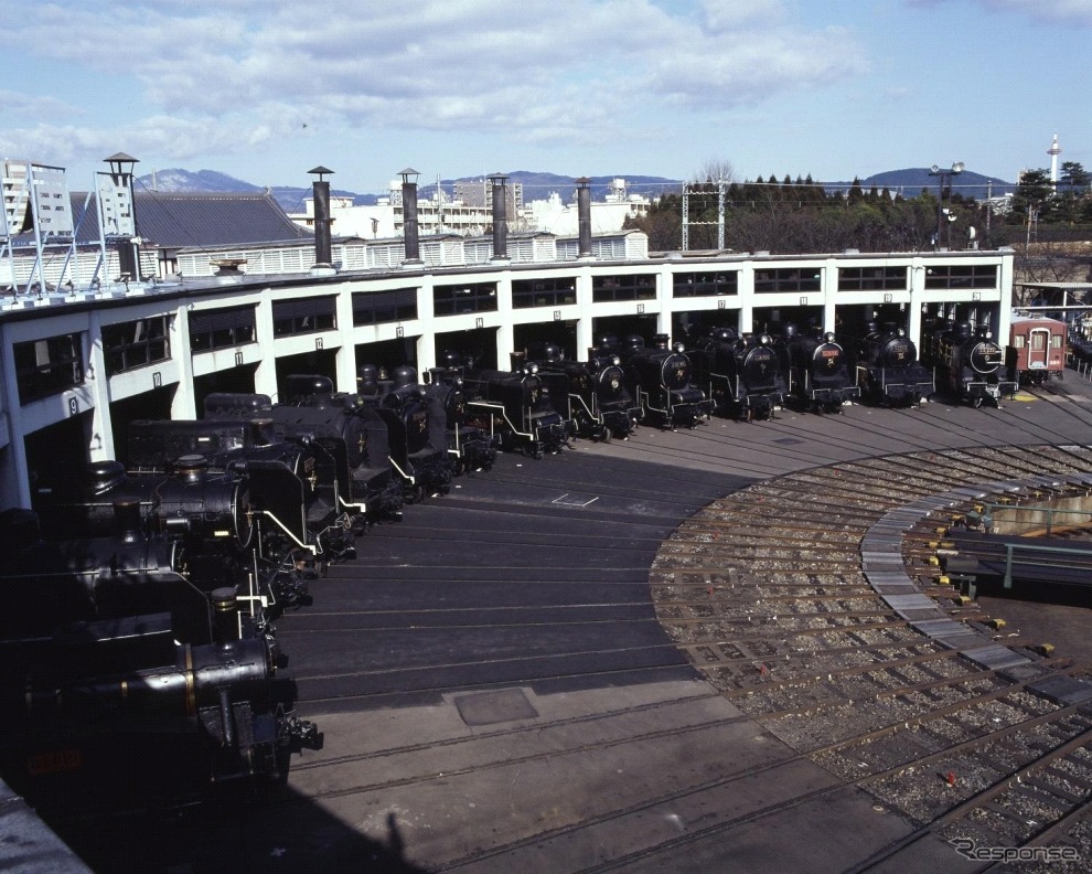 扇形車庫から「頭出し」して並ぶ蒸気機関車。京都鉄道博物館は蒸気機関車館の保存車両をほぼそのまま引き継ぐ。