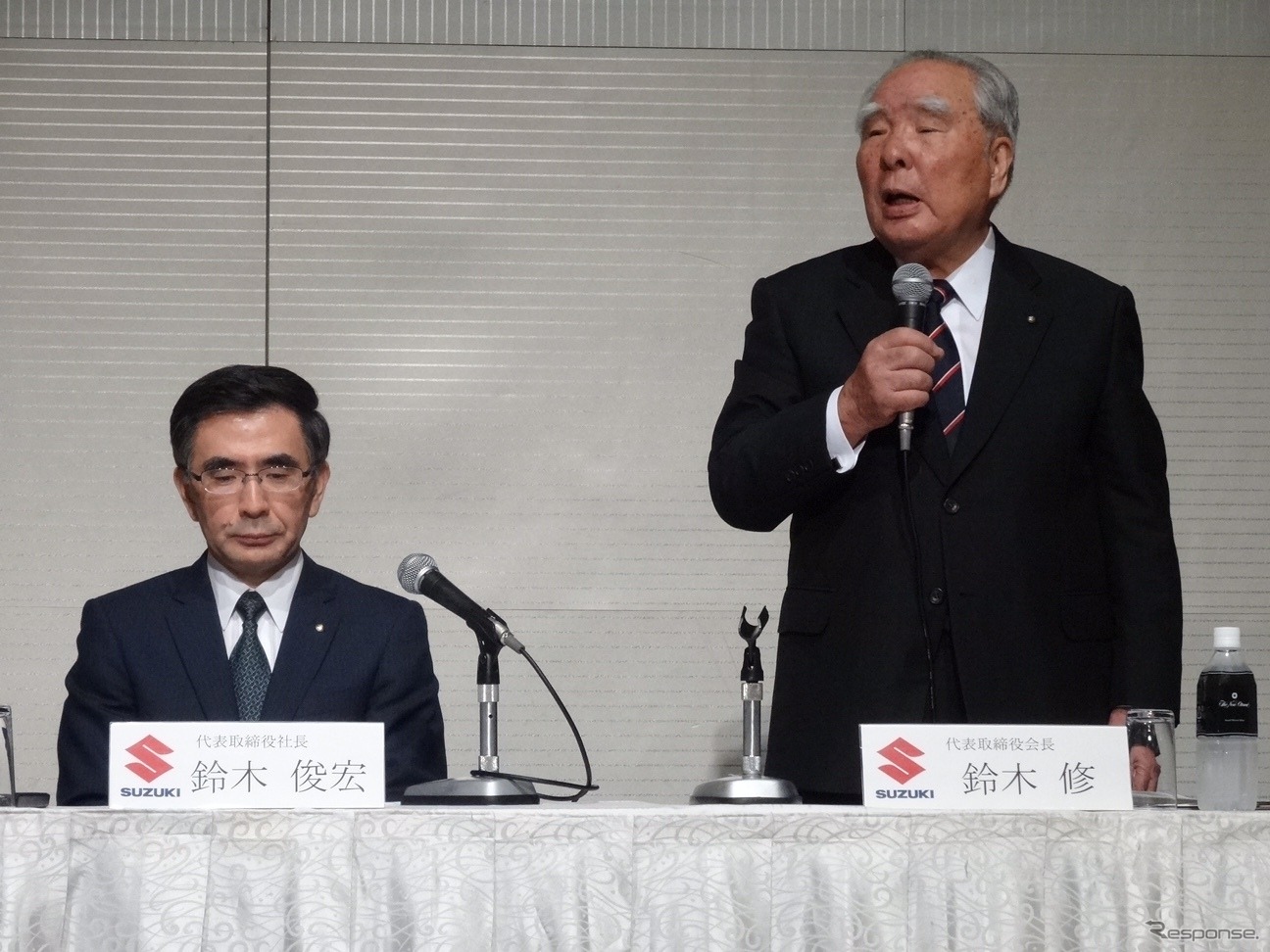 スズキ鈴木俊宏社長（左）と鈴木修会長（右）