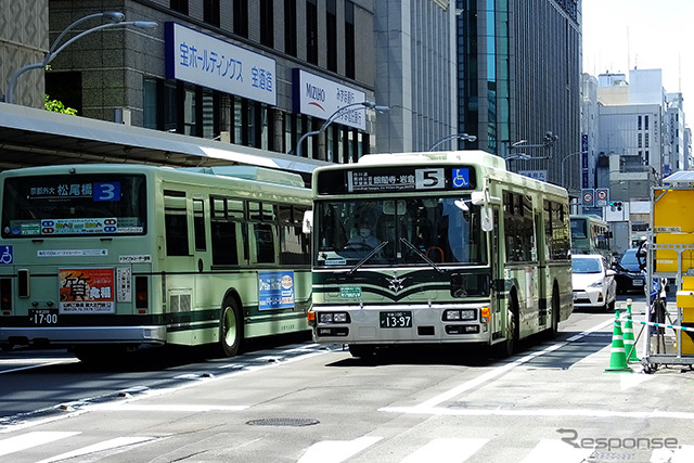 京都・四条通の四条烏丸交差点と河原町交差点の間
