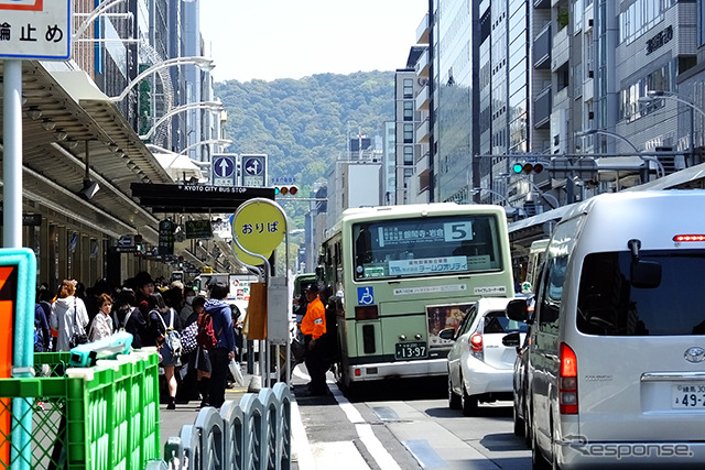 京都・四条通の四条烏丸交差点と河原町交差点の間。バスが止まるとその後続車らは動けなくなる