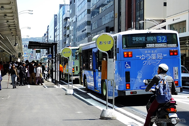 京都・四条通の四条烏丸交差点と河原町交差点の間。バスが止まるとその後続車らは動けなくなる