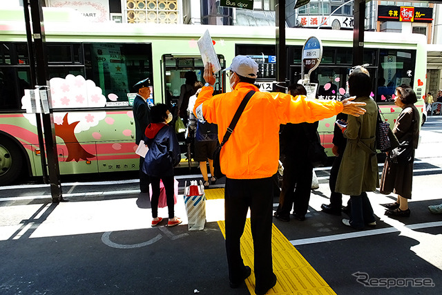 京都・四条通の四条烏丸交差点と河原町交差点の間。歩道やバス待合スペースが拡充し、バス利用者からは「いいね」という声が
