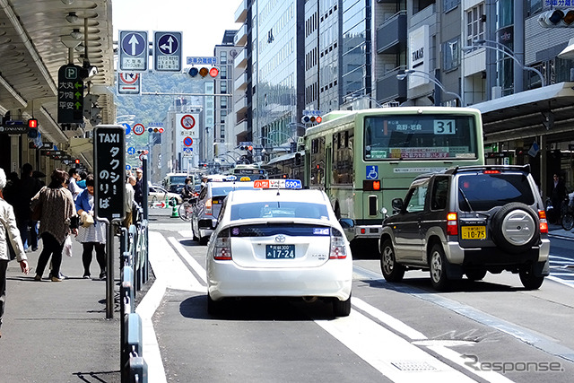 京都・四条通の四条烏丸交差点と河原町交差点の間