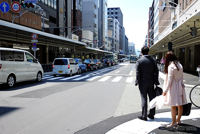 京都・四条通の四条烏丸交差点と河原町交差点の間。タクシーをひたすら待つ人の姿も