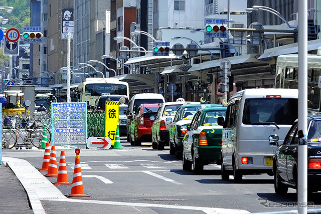 京都・四条通の四条烏丸交差点と河原町交差点の間。信号の色に注目