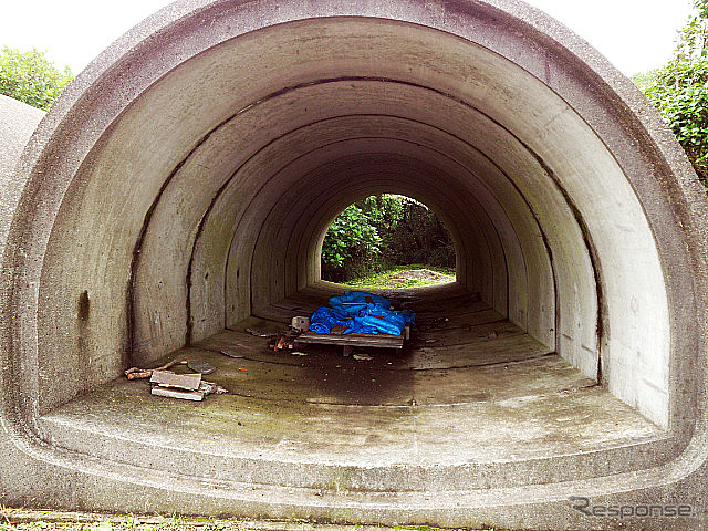 大島のいたるところにある避難トンネル。突然の噴火に備えるもの（東京都大島町）