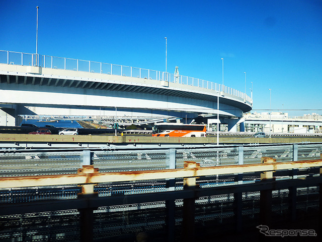 帰省や行楽で突発的な渋滞が発生する高速道路で、空港連絡バスやタクシーは、どう走る？