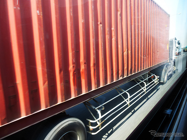 帰省や行楽で突発的な渋滞が発生する高速道路で、空港連絡バスやタクシーは、どう走る？